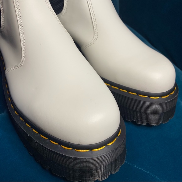 NIB Doc Martens white smooth leather platform 2976 quad chelsea boot - Picture 6 of 14